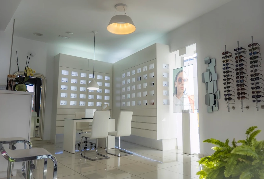 La óptica de Antonio. Insatalaciones y equipamiento