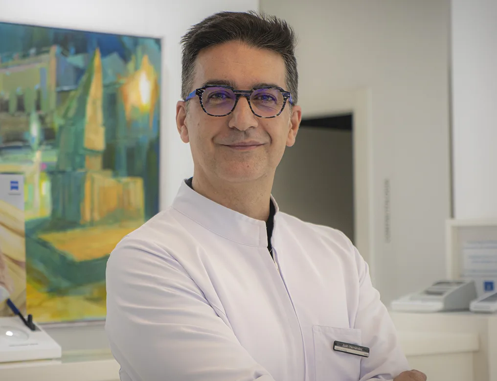 Juan V. Hernández Martínez . Auxiliar de óptica